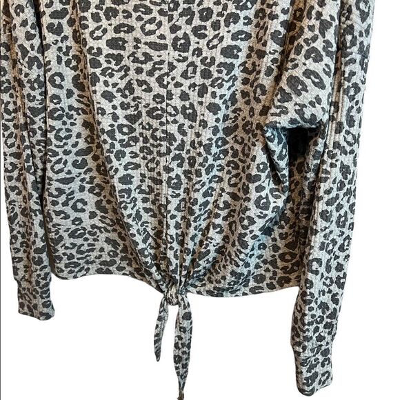 NWOT Z SUPPLY Grey Leopard Print Tie Bottom Henley Waffle Long Sleeve Top S - Picture 3 of 9